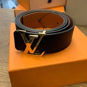 Large Louis Vuitton emblem reversible belt